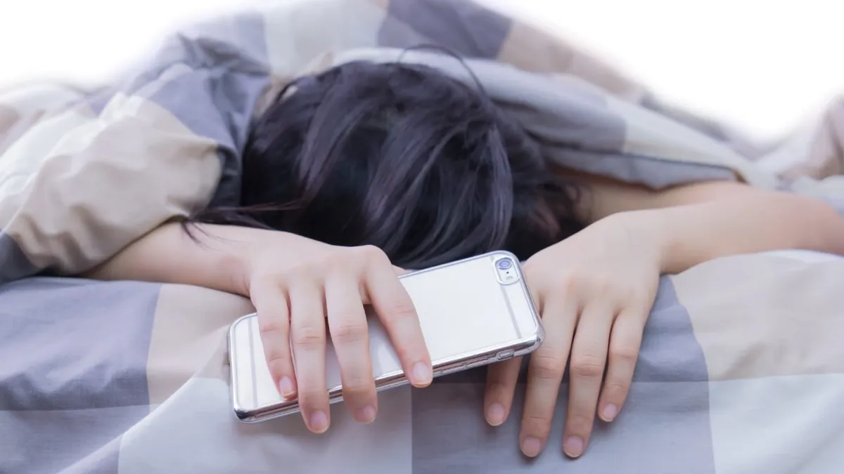 Yatakta Telefonla Uyumak Zararlı veya Tehlikeli mi?